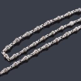 Lote 2136
LUIS GIL
Dos collares con perlas grises de Tahití de aprox. 11,83-11,48 mm a 13,79 - 13,85 mm intercalado con motivo calados cuajados de brillantes en montura de oro blanco de 18K.