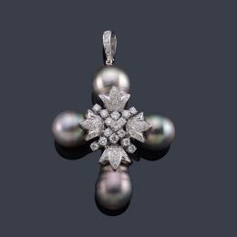 Lote 2139: LUIS GIL
Colgante en forma de cruz con cuatro perlas grises de Tahití de aprox. 10,49 mm - 11,35 mm con cuajado central de brillantes de aprox. 3,60 ct en total.