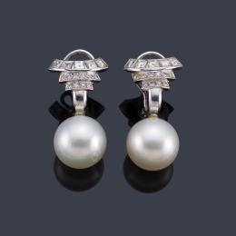 Lote 2170: Pendientes largos con pareja de perlas de aprox. 13,31 y 13,36 mm con diamantes talla brillantes y carré de aprox. 1,20 ct en total.