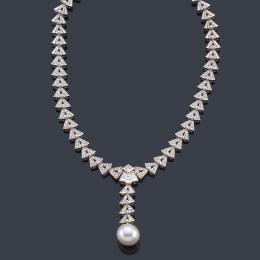 Lote 2171
Collar largo con una perla australiana de aprox. 13,50 - 14,00 mm con diamantes talla brillante, princesa y baguette de aprox. 5,40 ct en total. Certificado HRD.