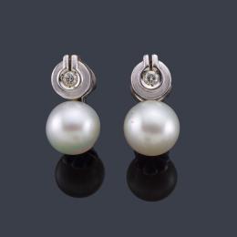 Lote 2172: Pendientes 'Tú y Yo' con pareja de perlas australianas de aprox. 12,03 mm y  12,46 mm con dos brillantes.