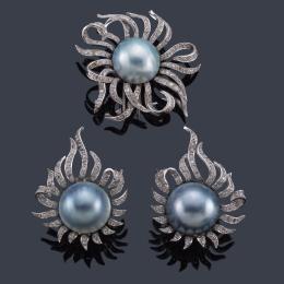 Lote 2179
Pendientes y broche con tres perlas Mabe color gris con orla ondulada con diamantes talla 8/8.
