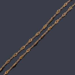 Lote 2188: Cadena larga con eslabones en forma de 'omega' realizado en oro amarillo de 18K.