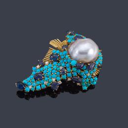 Lote 2212
Broche con perla central barroca natural en montura con zafiros, turquesas y brillantes. Con certificado The Gem & Pearl Laboratory
