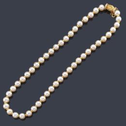 Lote 2214: Collar con hilo de perlas intercalada con motivos en oro amarillo de 18K.