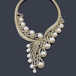 Lote 2219
Importante collar tipo babero con dieciocho perlas australianas de aprox. 10,35 mm - 15,75 mm y brillantes de aprox. 78,28 ct en total.