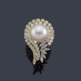 Lote 2220
Anillo con perla australiana de aprox. 15,05 mm y doble orla de brillantes de aprox. 3,80 ct en total.