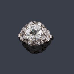 Lote 2249: Solitario con diamante talla antigua de aprox. 3,50 ct en montura calada con orla de diamantes talla sencilla. Años '30.