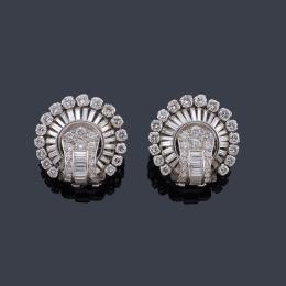 Lote 2251: Pendientes con diseño circular con diamantes talla brillante y baguette de aprox. 5,40 ct en total.