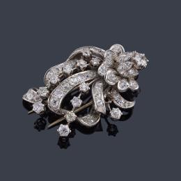 Lote 2259
Broche con diseño floral con diamantes talla sencilla y antigua de aprox. 5,78 ct en total realizado en montura de oro blanco de 18K y platino. Años '50.