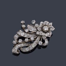 Lote 2260
Broche floral con diamantes talla antigua y 8/8 de aprox. 7,70 ct en total realizado en montura de platino y cierre en oro blanco de 18K. Años '50.