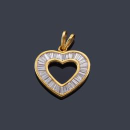 Lote 2266: Colgante en forma de corazón con diamantes talla trapecio de aprox. 1,20 ct en total.