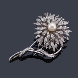Lote 2269
Broche con diseño floral y perla central de aprox. 9,33 mm y diamantes talla sencilla de aprox. 1,00 ct en total.