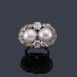 Lote 2271: Anillo con pareja de perlas de aprox. 10,32 mm y 10,17 mm y orla de diamantes talla antigua de aprox. 2,70 ct en total.