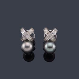 Lote 2283: Pendientes con pareja de perlas de Tahití de aprox. 10,79 mm y 10,44 mm con motivo superior en forma de cruz con brillantes.