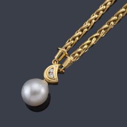 Lote 2293: Collar con eslabones en oro amarillo de 18K y remate de perla australiana de aprox. 12,47 mm.