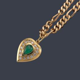 Lote 2294
Colgante en forma de corazón con esmeralda talla perilla con orla de brillantes en montura y cadena barbada de oro amarillo de 18K.