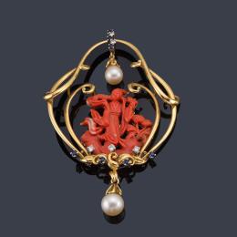Lote 2299: Colgante con motivo central con escena oriental realizada en coral tallado, dos perlas cultivadas y orla en oro amarillo de 18K.