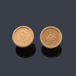 Lote 2300: Pendientes cortos realizados con monedas de dos pesos y medio mexicanos, en montura de oro amarillo de 18K.