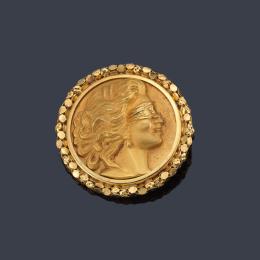 Lote 2301
Broche circular con Imagen cincelada con el rostro de La Justicia en oro amarillo de 18K.