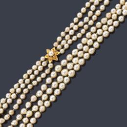 Lote 2304: Collar con tres hilos de perlas de aprox. 8,50 mm a 6,50 mm en diferentes longitudes.