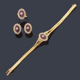 Lote 2326: Aderezo de pulsera, pendientes y anillo con rubíes calibrados y brillantes en montura de oro amarillo de 18K.