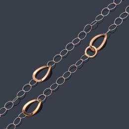 Lote 2327: Collar largo con eslabones circulares de oro blanco de 18K y cinco eslabones ovalados en oro rosa de 18K.