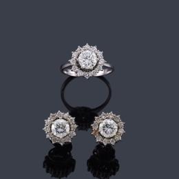 Lote 2337: Pendientes y anillo con brillantes de aprox. 2,60 ct en total en montura de oro blanco de 18K.