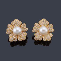 Lote 2358
Pendientes cortos con diseño floral y pareja de perlas australianas de aprox. 13,10 mm y 13,55 mm, con cuajado de brillantes de aprox. 7,80 ct en total.