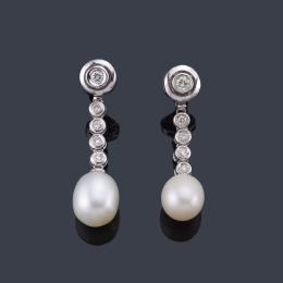 Lote 2376: Pendientes largos con pareja de perlas aperilladas de aprox. 11,60 mm y 10,75 mm con banda de brillantes engastados en chatón.