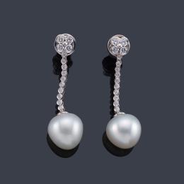 Lote 2390: Pendientes largos con pareja de perlas de aprox. 12,03 mm y 12,46 mm con banda de brillantes.