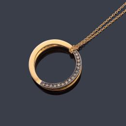 Lote 2396: EUGENIO LUMBRERAS
Colgante circular con diamantes incoloros y brown en montura y cadena de oro amarillo de 18K.