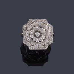 Lote 2439
Anillo con centro floral con diamantes talla antigua y sencilla con doble orla.