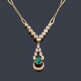 Lote 2451
Collar largo con esmeralda central de aprox. 1,50 ct con diamantes talla brillante y marquís de aprox. 4,60 ct en total.