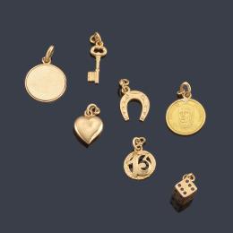Lote 2467
Lote con siete colgantes, dos medallas, una llave, un dado, una herradura y un corazón, realizados en oro amarillo de 18K.