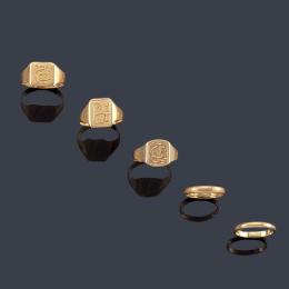 Lote 2469: Lote compuesto por dos alianzas y tres anillos tipo sello en oro amarillo de 18K.
