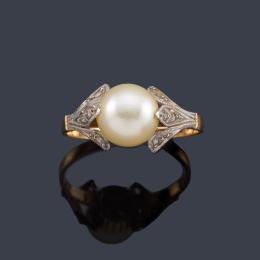 Lote 2472: Anillo con perla de aprox. 7,89 mm con diamantes talla rosa en montura de oro amarillo de 18K.