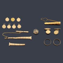 Lote 2485: Lote con dos alianzas, pasador de corbata,  pulsera de reloj, una pareja de gemelos, un pin de solapa y seis medallas de oro amarillo de 18K.