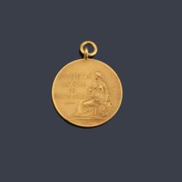 Lote 2560
Colgante medalla de la Universidad de Buenos Aires en oro de 18 K.