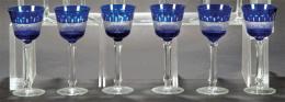 Lote 1002: Juego de seis copas de cristal tallado y parcialmente esmaltadas en azul cobalto.