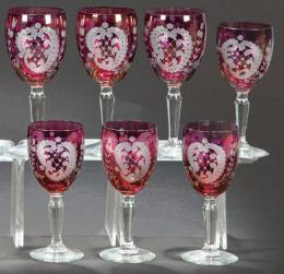 Lote 1004: Juego de siete copas de vino de cristal de Bohemia grabado a la rueda y parcialmente esmaltado en rojo.