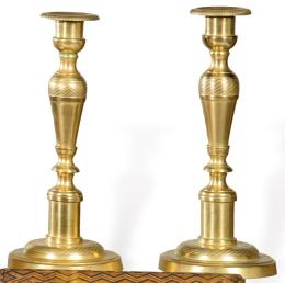 Lote 1021: Pareja de candeleros Carlos X de bronce dorado, Francia primer tercio S. XIX.