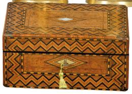 Lote 1022: Caja victoriana de marquetería de maderas frutales y nácar, Inglaterra S. XIX.