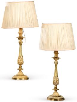 Lote 1024: Pareja de lámparas de mesa de bronce dorado S. XIX.
Con vástago abalaustrado clásico.