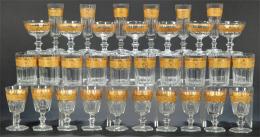 Lote 1026: Cristalería de Bohemia Moser, con borde dorado de palmetas.