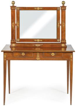Lote 1034: Mesa tocador Imperio en madera de caoba, sobre la que se sitúa un espejo basculante con aplicaciones de bronce.
Francia, primer tercio S. XIX