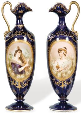 Lote 1037
Pareja de jarras altas en porcelana esmaltada de Viena, en azul cobalto y dorado, con retratos de damas en cartelas.
Austria, finales S. XIX