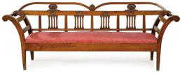 Lote 1049: Banco regencia en madera de caoba, con respaldo calado y tallado. Asiento de tela adamascada granate
Inglaterra, principios S. XIX