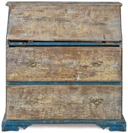 Lote 1057:  Bureau en madera de roble con restos de pintura. Tiene una tapa abatible que revela un interior con diferentes compartimentos.
Suecia, principios S. XIX