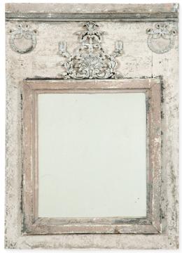 Lote 1059: Marco de espejo de estilo neoclásico en madera tallada y pintada de blanco.
S. XX